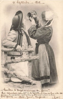FOLKLORE - Costumes - Quimper - Qu'il Est Doux De Boire Ainsi à Même à La Cruche - Carte Postale Ancienne - Kostums