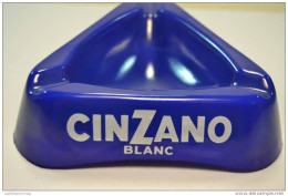 CENDRIER CINZANO -SANS AUCUN ECLAT -TRES BON ETAT -REF -0-1-CINZANO BLANC - Cendriers