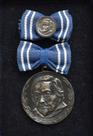 Orden & Ehrenzeichen: DDR: Clara-Zetkin-Medaille. Silberfarbene Medaille, Model - Other & Unclassified