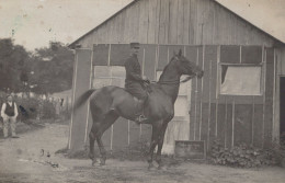 JOLIE CARTE PHOTO SOLDAT A CHEVAL / DEPART LE MANS 1910 - Uniformi