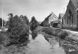 Gisy Les Nobles * Les Fossés * Un Coin Du Village - Andere & Zonder Classificatie