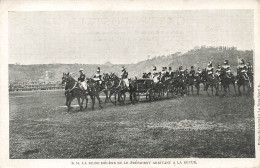 FAMILLES ROYALES - Sa Majesté La Reine Hélène Et Le Président Arrivant à La Revue - Animé - Carte Postale Ancienne - Königshäuser