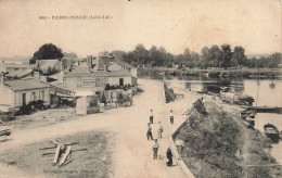 Pierre Percée , La Chapelle Basse Mer * Un Coin Du Village * Commerce BERTEAU MARTIN * Hameau * Villageois - La Chapelle Basse-Mer