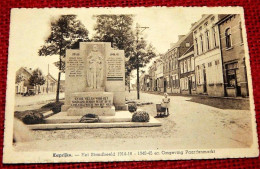 KAPRIJKE  -  Het Standbeeld 1914-18 - 1940-45 En Omgeving Paardenmarkt - Kaprijke
