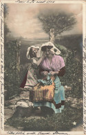FANTAISIE - Femme - Une Fillette Surprenant Sa Mère En Cachant Ses Yeux - Colorisé - Paysannes - Carte Postale Ancienne - Femmes