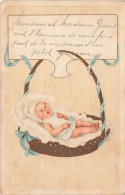 FANTAISIE - Bébé - Un Bébé Dans Un Couffin - Rubans Bleus - Invitation - Fairepart De Naissance - Carte Postale Ancienne - Bebes