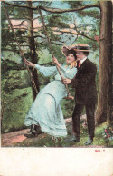 COUPLE - Couple Jouant à La Balançoire - Forêt - Carte Postale Ancienne - Parejas