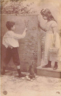 ENFANTS - Deux Enfants Avec Un Lapin - Garçon Dessinant Un Lapin Sur Le Mur - Oeufs De Pâques - Carte Postale Ancienne - Autres & Non Classés
