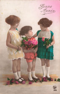 FËTES ET VOEUX - Bonne Année - Trois Fillettes Aevc Des Fleurs - Roses - Carte Postale Ancienne - Nieuwjaar