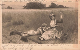 COUPLE - Un Couple Batifollant Dans Les Prés - Hautes Herbes - Papillon - Batiffolage - Carte Postale Ancienne - Parejas