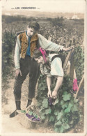 COUPLES - Les Vendanges - Un Couple Dans Les Vignes - Colorisé - Carte Postale Ancienne - Coppie