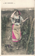 FANTAISIES - Une Fille Dans Les Vignes - Colorisé - Carte Postale Ancienne - Mujeres