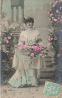 FANTAISIES - Femme - Fleurs Roses - Carte Postale Ancienne - Femmes