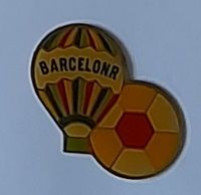 Pin's  MONTGOLFIERE  BARCELONA   Avec  Ballon  De  Foot-ball - Montgolfier