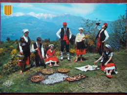 RÉGION - ROUSSILLON - La Cargolade Au Pied Du Canigou. (Groupe Folklorique) - Languedoc-Roussillon