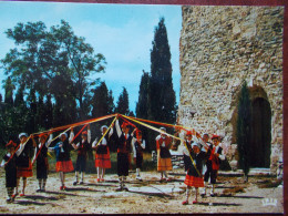 RÉGION - ROUSSILLON - Danse Des Rubans Par Le Groupe Folklorique "Cantarana" De Ponteilla. - Languedoc-Roussillon