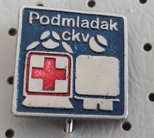 Red Cross Young Member Of The Red Cross Vojvodina Serbia Ex Yugoslavia Pin - Médical