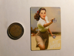 MAGNET PUBLICITAIRE - PIN-UP PETANQUE BOULE  -  LPV LE PETIT VAPOTEUR PINUP SEXY FEMME AIMANT - Pubblicitari