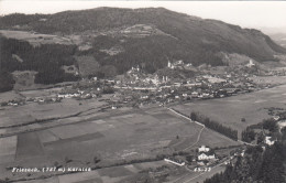 E2465) FRIESACH - Kärnten - Wunderschöne Ansciht Von Oben Mit Einzelnen Häusern U. Feldern Im Vordregrund ALT! - Friesach