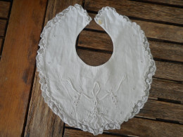 Ancien Bavoir Coton Blanc Brodé - Spitzen Und Stoffe