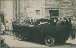 29 SARTILLY - VILLAGEOIS ET VILLAGEOISES A IDENTIFIER DEVANT UNE VOITURE DECOREE POUR LA FETE - TOP RARE - CPA PHOTO - Sonstige & Ohne Zuordnung