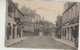 Lannemezan 65 Carte Non Circulée  La Rue Alsace Lorraine Au Fond Café Avec Terrasse Animée Pharmacie - Lannemezan