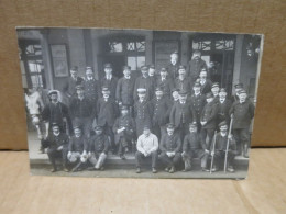 CARTE PHOTO Intérieur D'une Gare Avec Personnel Des Chemins De Fer De L'Ouest Gros Plan - Bahnhöfe Ohne Züge