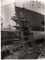 Bateau - Photo Ancienne - Paquebot LE THEOPHILE GAUTIER En Cours De Réparation 17,5x23 Cm - Passagiersschepen