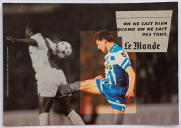 FOOTBALL - Coup De Pied / Ballon - Presse Le Monde - Carte Publicitaire - Calcio