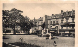 Laval Monument Aux Morts De La Grande Guerre Militaria Patriotique Propagande Honneur à Nos Soldats Conflit - Monuments Aux Morts