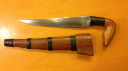 Un Couteau Avec Une Lame Bien Tranchante. Philippines. (H53) - Armes Blanches