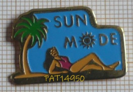 PAT14950 PIN UP BLONDE SUN MODE PLAGE PALMIER - Pin-ups