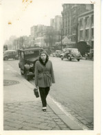 Photo Jeune Femme Dans La Rue Avec Voitures Anciennes Format 9/12 - Automobiles