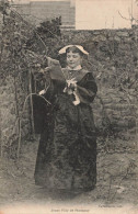 Jeune Fille De PLOEMEUR Lisant Le Journal - En Coiffe Et Costume - Coll LE GALLO - Ploemeur