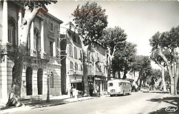 Var -ref-B845- Lorgues - La Mairie - La Boulevard De La République - Café - Autocar - - Lorgues