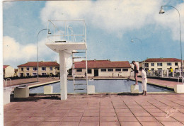 79.  BRIOUX SUR BOUTONNE. CPSM.  LA PISCINE MUNICIPALE. + TEXTE - Brioux Sur Boutonne