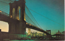 The Glittering Lower Manhattan Skyline Is Framed By The Historic Brooklyn Bridge - New York City - Formato Piccolo Non V - Brooklyn