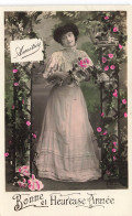 FETES ET VOEUX - Nouvel An - Bonne Et Heureuse Année - Une Femme Tenant Une Rose - Colorisé - Carte Postale Ancienne - Nieuwjaar