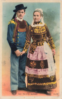 FOLKLORE - Costume - Mariés Quimper - Colorisé - Carte Postale Ancienne - Personaggi