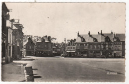 CPSM 76 : AUFFAY - Place Carnot - Ed. La Cigogne à Rouen - Commerces - Auffay