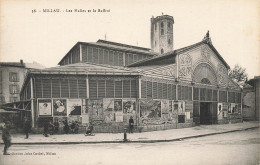 Millau * Les Halles , La Place Et Le Beffroi * Halle Marché * Villageois - Millau