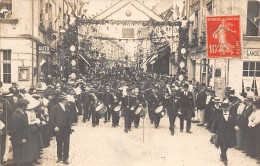 Baugé         49        Fête. Défilé Dans La Rue. Fanfare.  Carte Photo     (voir Scan) - Other & Unclassified