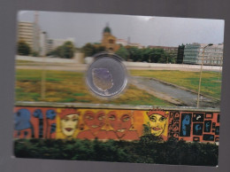Carte Postale Allemagne Mur De Berlin  Kreuzberg Waldemar Strasse Malerei An Des Berliner Mauer Avec Un Morceau Du Mur - Mur De Berlin