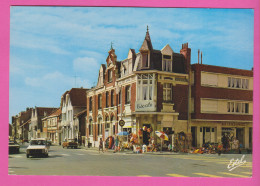 D59 - BRAY DUNES - L'AVENUE DU GÉNÉRAL DE GAULLE - Magasins : Escal - Aux Caves Du Médoc - CPM Grand Format  - Bray-Dunes