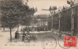 FRANCE - Vittel - Devant Les Galeries - Animé - Carte Postale Ancienne - Vittel