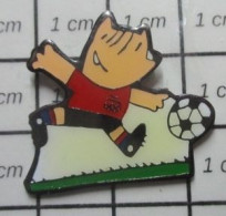 511A Pin's Pins / Beau Et Rare / SPORTS /  FOOTBALL JEUX OLYMPIQUES 1992 BARCELONE MASCOTTE COBI - Football