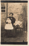 FANTAISIE - Bébés - Une Mère Assise Dans La Cour Avec Ses Deux Enfants - Carte Postale Ancienne - Neonati