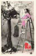 FANTAISIES - Un Baiser - Enfant Avec Des Oiseaux - Carte Postale Ancienne - Autres & Non Classés