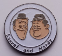 K139 Pin's Cinéma Movie Film Laurel Et Hardy Rond Achat Immédiat - Filmmanie