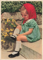 ENFANTS - Petite Fille Assise - Carte Postale - Autres & Non Classés